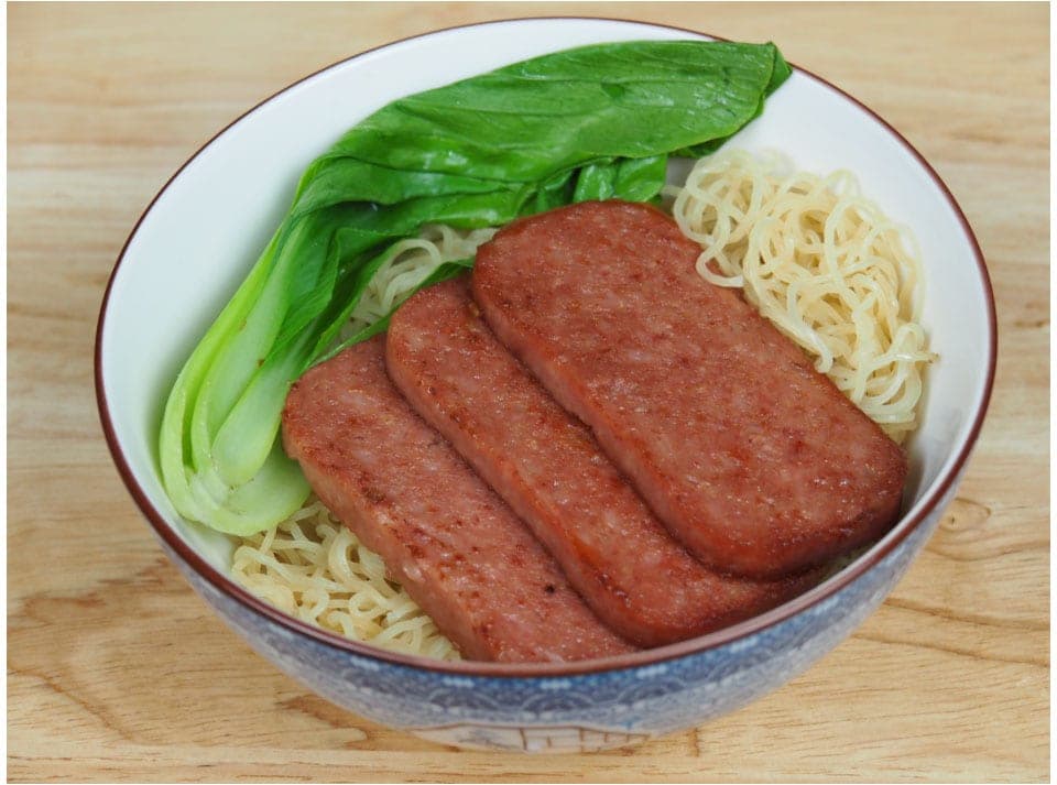 บะหมี่น้ำใสหมูแฮม — น้ำซุปกระดูกหมู แฮมทอด ผักกวางตุ้ง