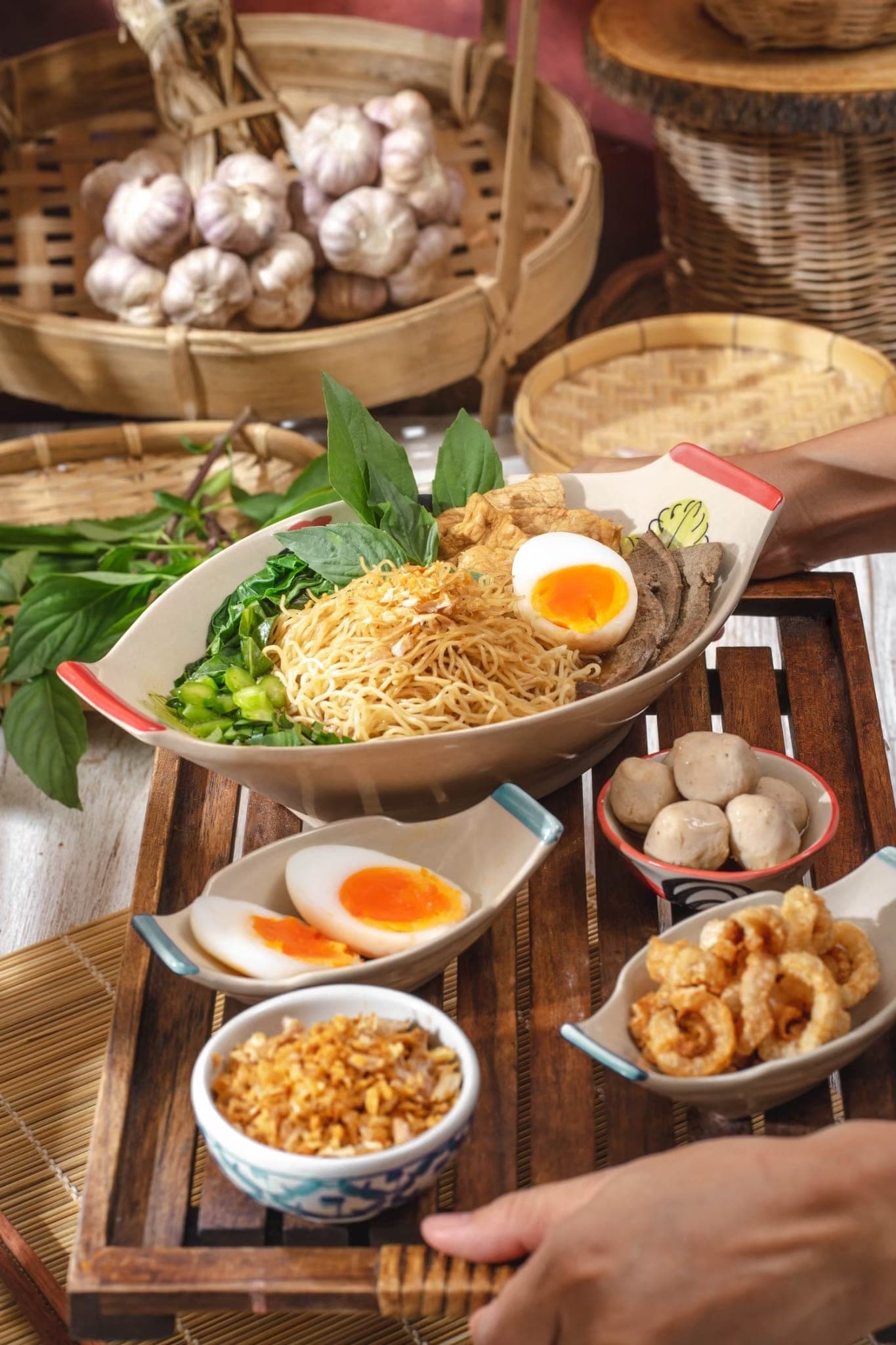 溏心蛋猪肝丸子干拌面