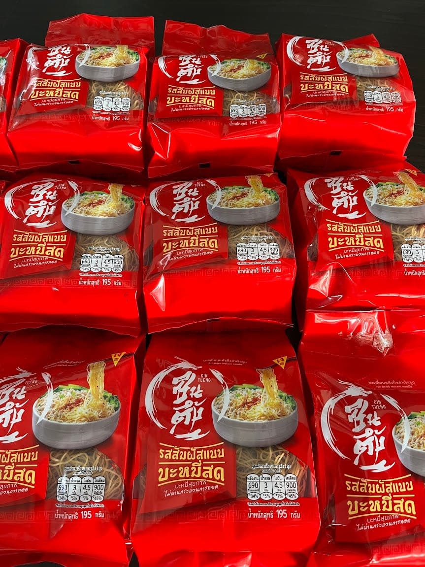 Rote Packungen luftgetrockneter Cintueng-Nudeln in Reihen