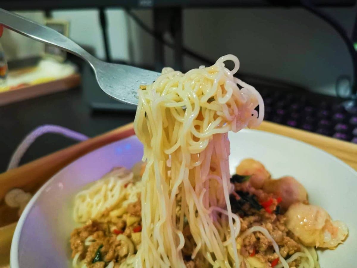 A customer's photo right after cooking — straight, not curly